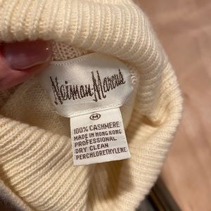 Neiman Marcus Women’s Cashmere sweater. Great condition